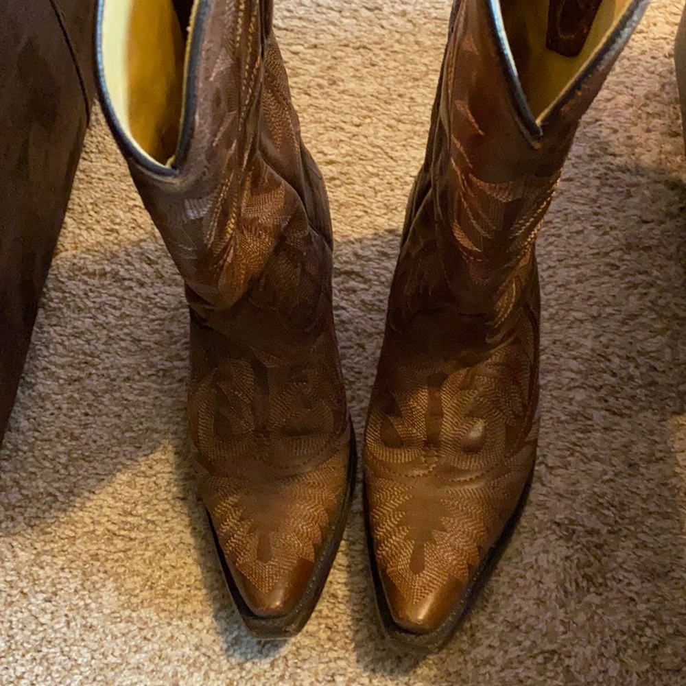 Women’s Corral boots in 6-1/2M. Condition 8 of 10